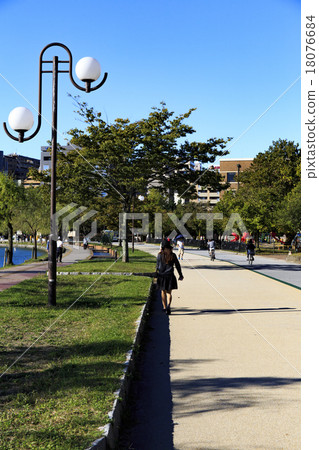 Outside view Ohori Park Fall jogging course 18076684