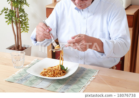 Men who eat pasta 18076738