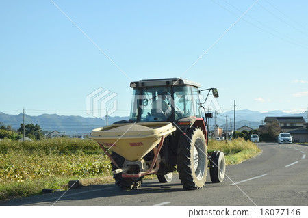 運行在車行道的拖拉機 運行在車行道的拖拉機 18077146