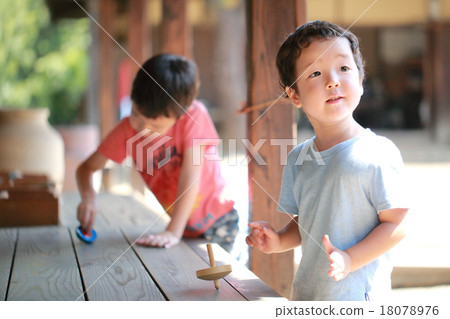 孩子們在昏迷中玩耍 18078976