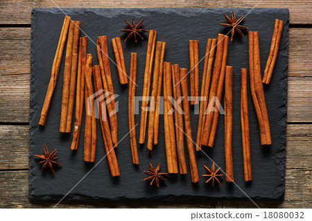 Cinnamon sticks on slate Cinnamon sticks on slate 18080032