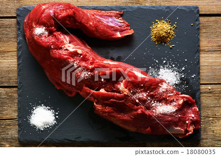 Raw beef tenderloin 18080035