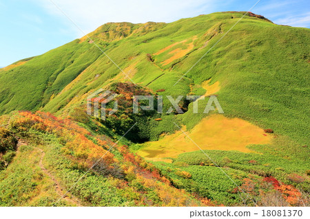 The ridgeline of the Nogiti hut mountain at the Joetsu border in the autumn The ridgeline of the Nogiti hut mountain at the Joetsu border in the autumn 18081370