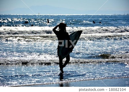 一個女人與衝浪板 一個女人與衝浪板 18082104