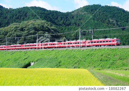 臨時快速列車沿著東武日光島根的堤防 臨時快速列車沿著東武日光島根的堤防 18082267