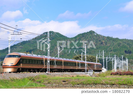 東武特快列車穿過秋天的天空和satoyama景觀Spacia 18082270