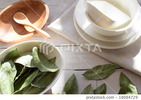 白色的器皿和草藥 18084729