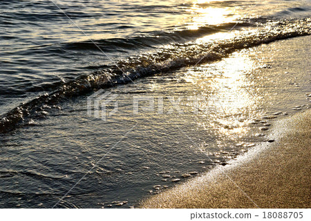 在秋天的黃昏海灘 在秋天的黃昏海灘 18088705