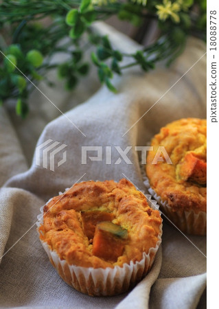 自製南瓜鬆餅和亞麻布 自製南瓜鬆餅和亞麻布 18088778