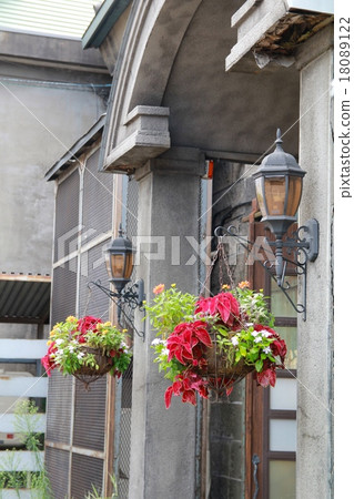 小樽店前、小樽倉庫入口處的懸掛花盆 小樽店前、小樽倉庫入口處的懸掛花盆 18089122