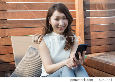 操作智能手機的婦女 18089871