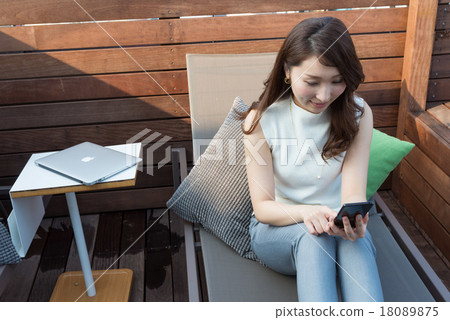 操作智能手機的婦女 18089875