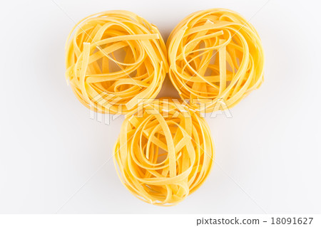 Fettuccine pasta 18091627
