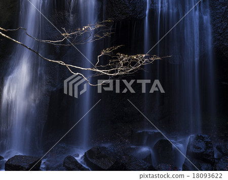 深秋的Tinzawa不動的瀑布 18093622