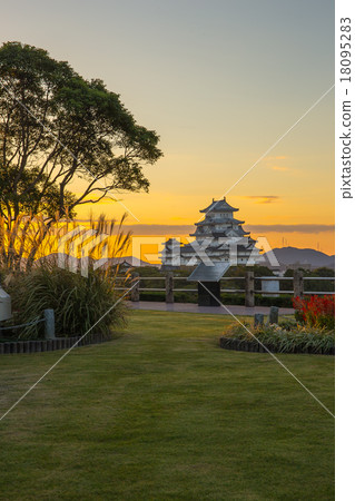 Early morning male volunteer reservoir park 18095283