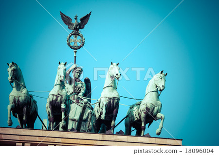The Quadriga on top of the Brandenburg gate 18096004