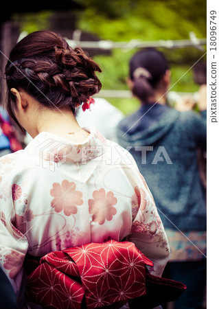 Japanese women wear a traditional dress Japanese women wear a traditional dress 18096749