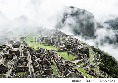 Machu Picchu, the ancient Inca city in the Andes 18097124