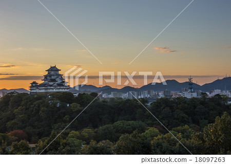Himeji Castle Dawn 18097263