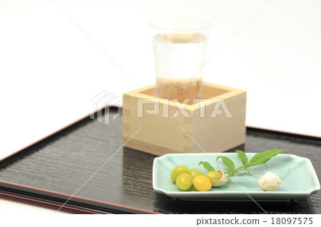 Sake sake and roasted ginkgo Sake sake and roasted ginkgo 18097575