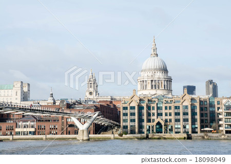 倫敦聖保羅寺和千禧橋的街道 倫敦聖保羅寺和千禧橋的街道 18098049
