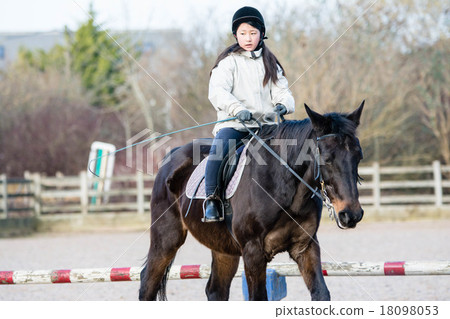 練習騎馬的女孩 18098053
