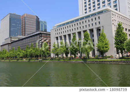 Uchibori and a traditional Marunouchi building scenery Uchibori and a traditional Marunouchi building scenery 18098739