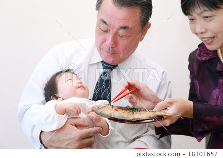 Eating first three generations (baby senior 100 days grandmother grandfather family celebration chopsticks early) 18101652