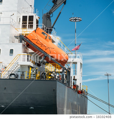 free-fall life boat for emergency crew evacuation 18102408