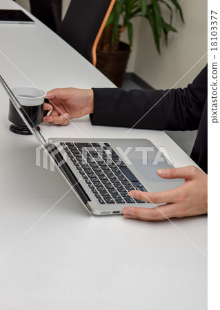 Office lady operating a computer　 18103377