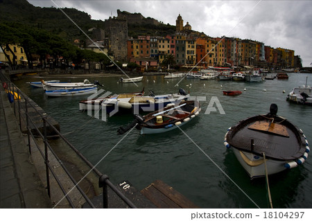 water  boat  house   coastline 18104297