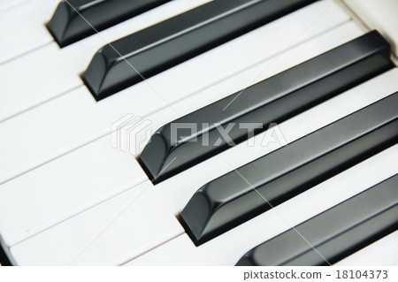 Close-up of Piano Keyboard centred 18104373