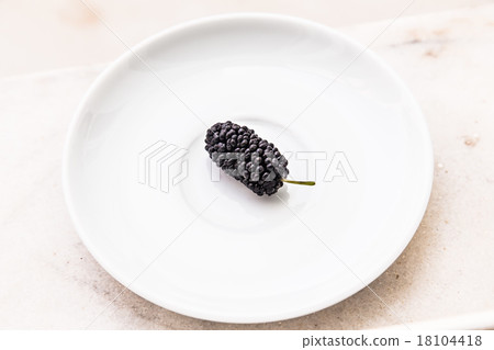 black mulberrie in a white plate 18104418