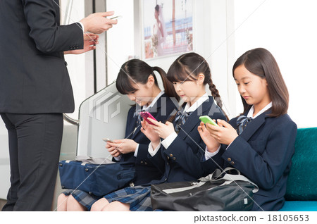 在火車上操作智能手機的初中女孩 18105653