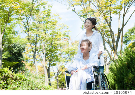 輪椅的老年人和照顧的婦女 18105974