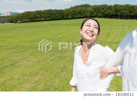 握有她的男朋友的一名美麗的婦女手 握有她的男朋友的一名美麗的婦女手 18106012