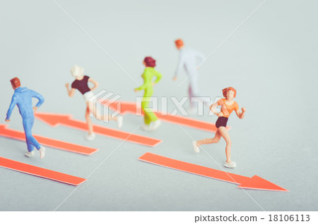 People running with arrows 18106113