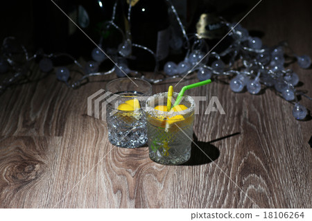 glass ice lemon 18106264