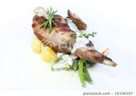 roasted rabbit meat and potatoes with vegetables 18106387