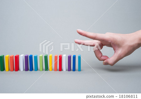 多米諾擊倒和人類的手 18106811