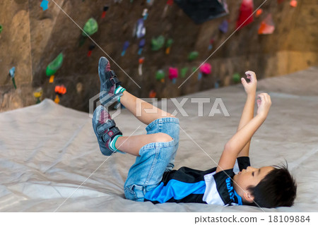 採取Bouldering的圖像的男孩 採取Bouldering的圖像的男孩 18109884