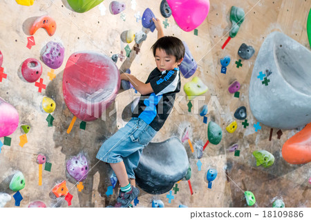 Boy with bouldering 18109886