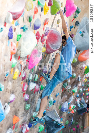 Boy with bouldering 18109887