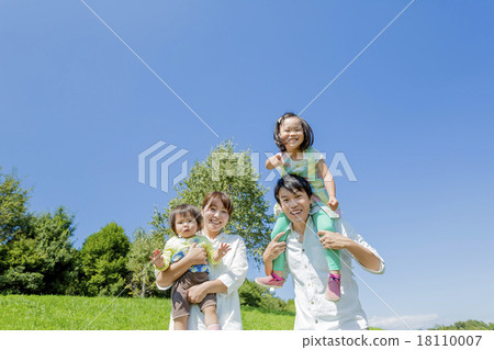 四個人在公園的綠色山丘上玩 18110007