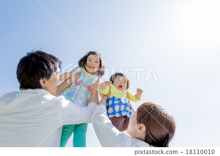 四個人在公園的綠色山丘上玩 18110010