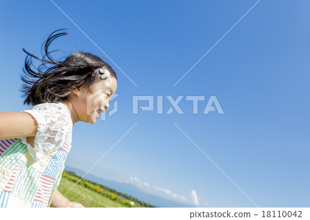 Girls running in the meadow 18110042