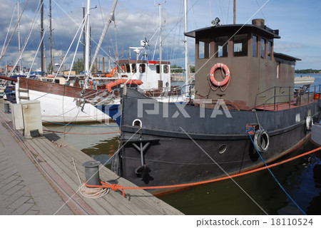 fishing boats 18110524