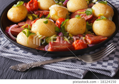 Appetizing new potatoes with bacon and herbs 18124150