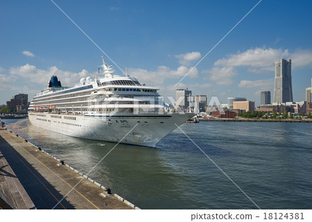 Asuka Ⅱ, offshore from Yokohama Port Pier, background is Minato Mirai district 18124381