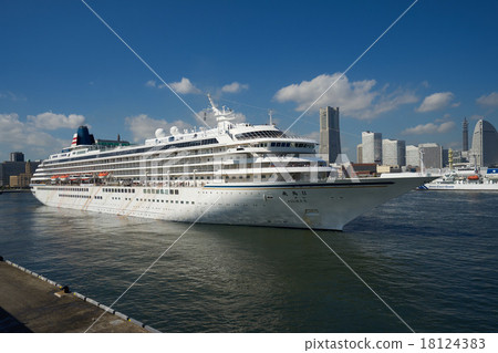 從橫濱港出發的Asuka II的整體形狀，背景是Minato Mirai區 18124383